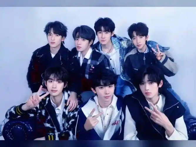 网友爆料时代峰峻四代小练习生底薪8000元,时代峰峻火速辟谣说练习生