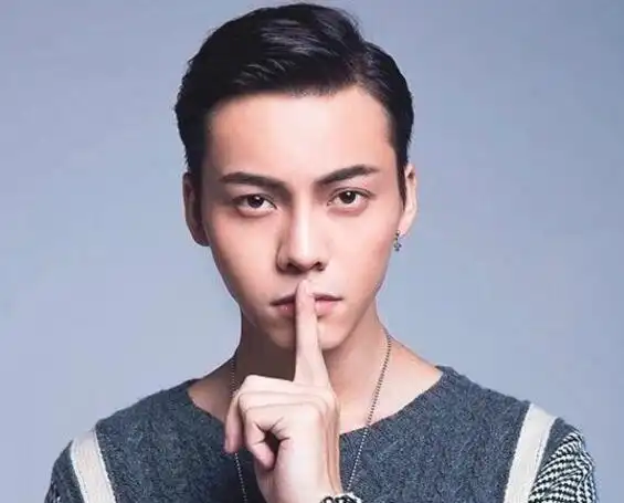 男生三七偏分朝下刘海发型图片