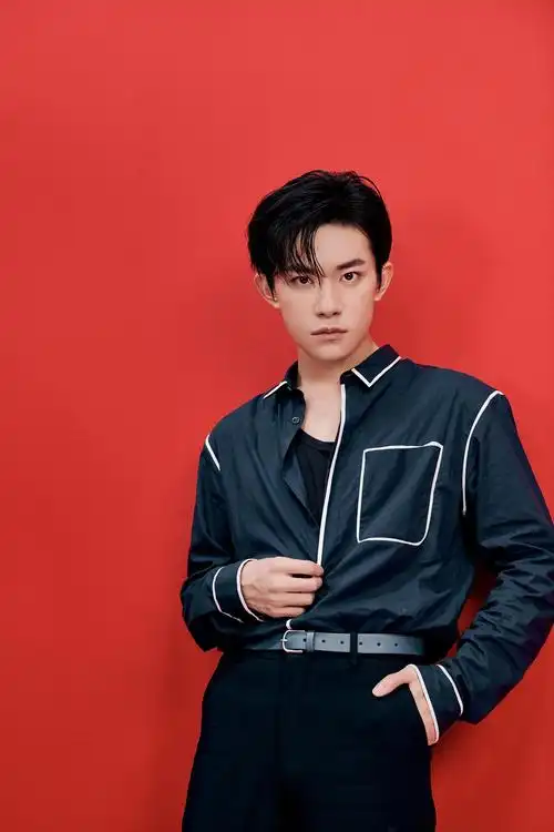 易烊千玺港风湿发造型写真750x1334分辨率查看