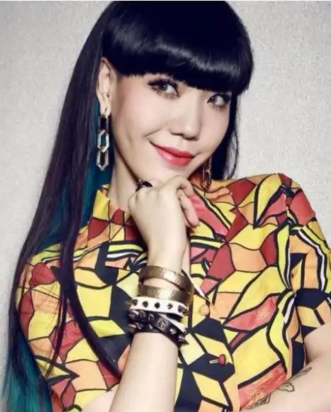 吴莫愁素颜是天然式的美!化了妆反而丑,网友:娱乐圈第一神人!