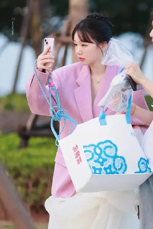 穿西装的礼服少女与她招牌式的小彩虹笑容裙子也要飞起来了~@徐梦洁