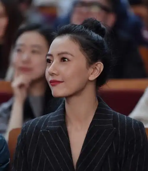 高圆圆的脸型属于瓜子脸,下巴尖,额头宽,颧骨高,眼睛大,鼻子挺,嘴唇