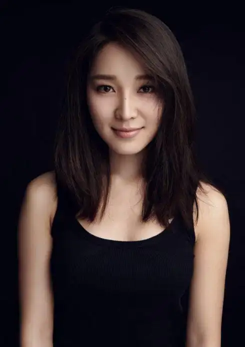 陈亦然,又名陈蓉,现名蓉卓,2007年参演处女作《青春之歌》入行,后以