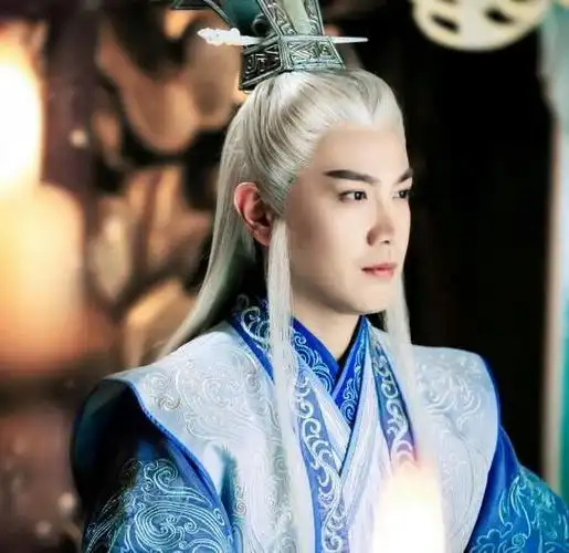 说到白发造型很好看一定少不了张智尧在《古剑奇谭》里饰演的白发师尊