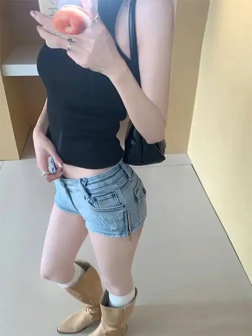 这款牛仔超短裤真的是辣妹们的最爱啊!低腰设计,性感十足,开叉 - 抖音
