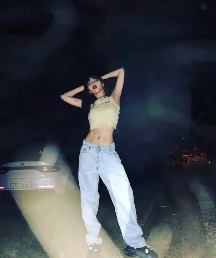 而泫雅也随即在instagram上po出演唱会当日身着的短上衣与牛仔裤,以示