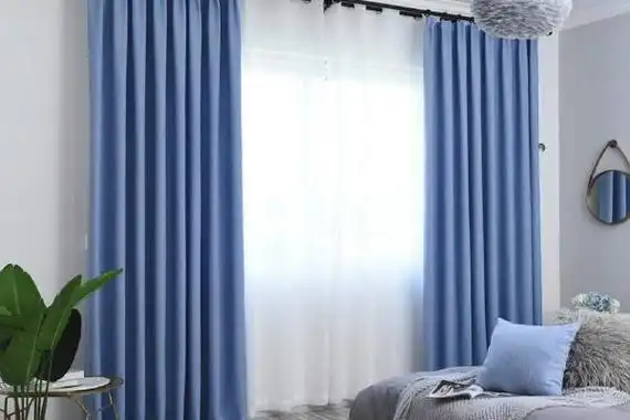 下面,小编将为您介绍几种适合淡蓝色墙面的窗帘颜