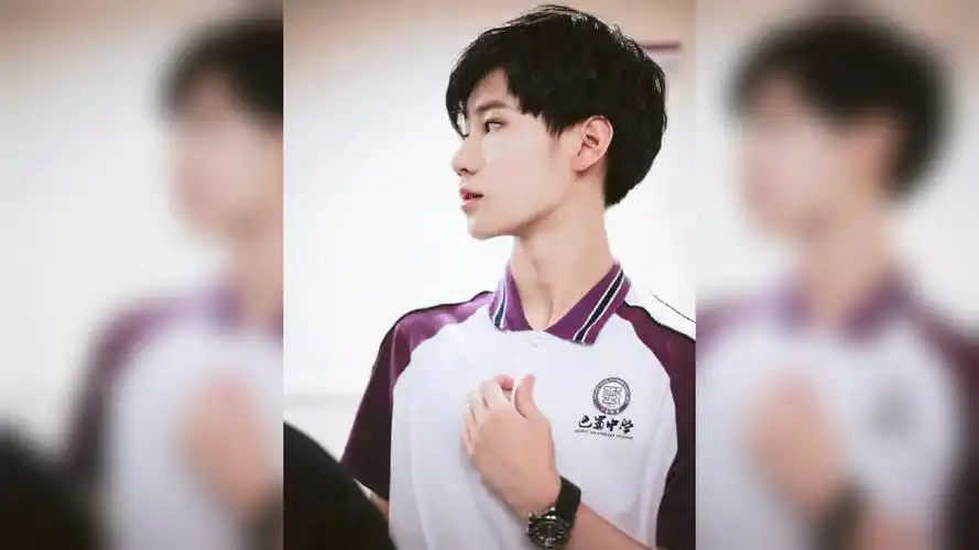 路人镜头下的巴蜀学生张真源,穿着校服的高二学长