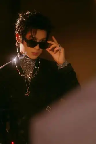 黄明昊国潮演唱会,黑色外套内搭银色亮片,又酷又帅