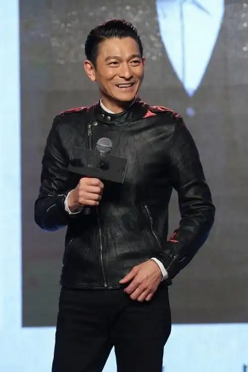刘德华换上黑色皮衣梳一个背头出席活动造型上相当有范