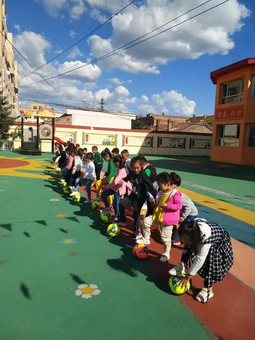 小足球,大梦想―机关幼儿园特色足球课开课了!