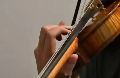 对于小提琴初学者来说小提琴姿势跟小提琴运弓可是很重要,错误敌