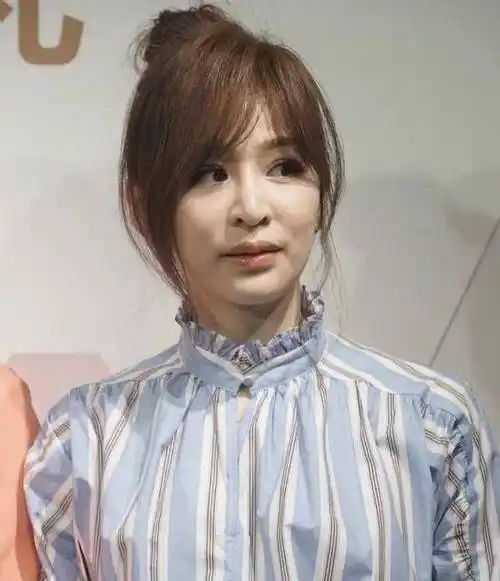 照片中,王心凌画着精致的妆容,不知是化妆师刻意还是灯光的原因,显得