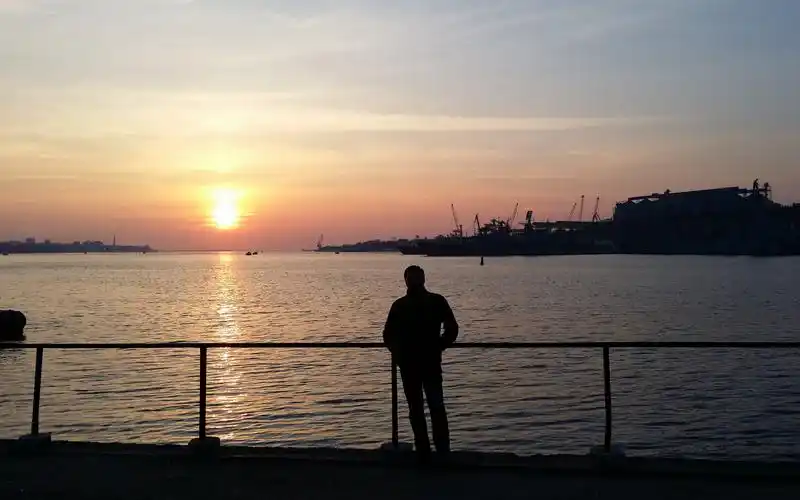 解冻性情# #人生感悟# 谁也不得罪的处世态度,看似是一种厚道的体现