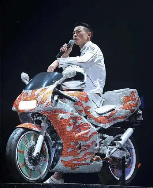 他拍摄了很多与摩托车相关的电影,生活中的刘德华也对摩托车情有独钟