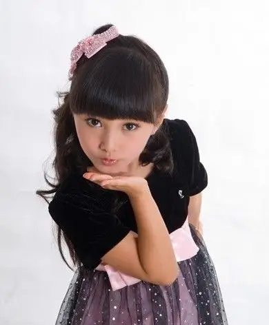 本人12岁,一直扎马尾辫,头发到肩上,没有刘海,想换一种发型,要简单的.