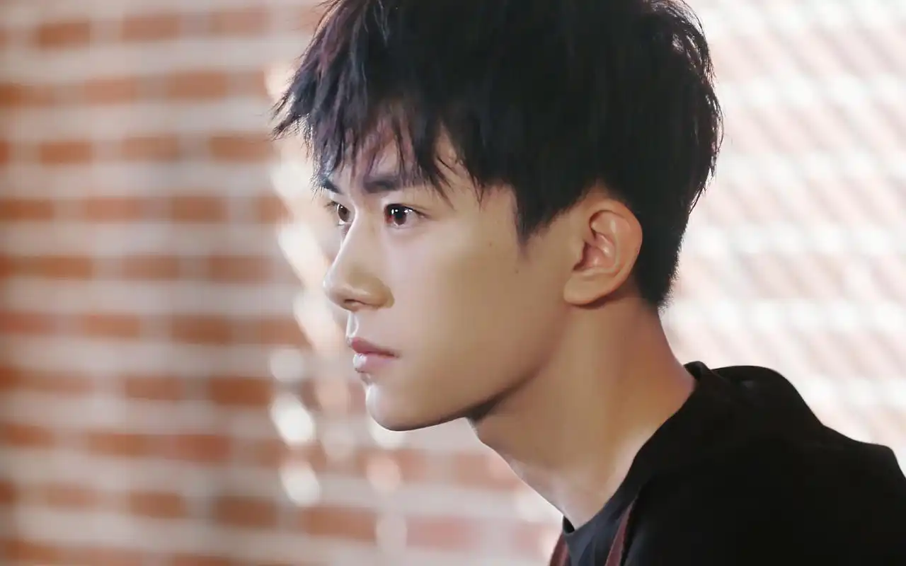 易烊千玺帅高清气图片桌面电脑壁纸