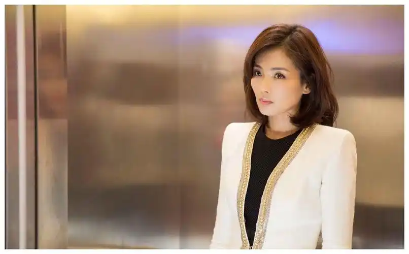 十九位女星穿着职业装那个比较养眼?