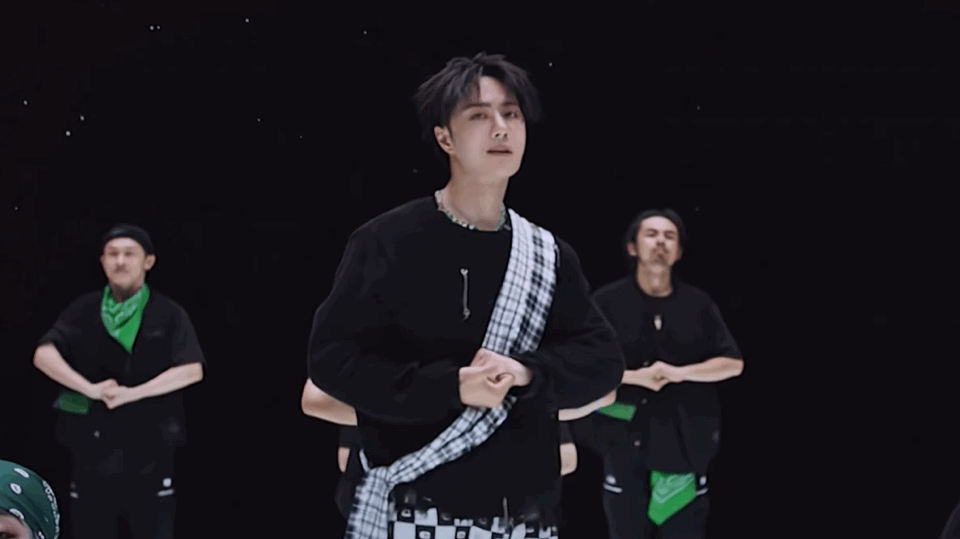 王一博的挑眉杀超swag跳舞又酷又可爱完全是在享受音乐