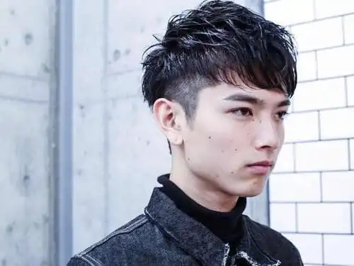 这款是典型的五五分,有点复古又有点时髦的感觉,但是这款发型比较挑