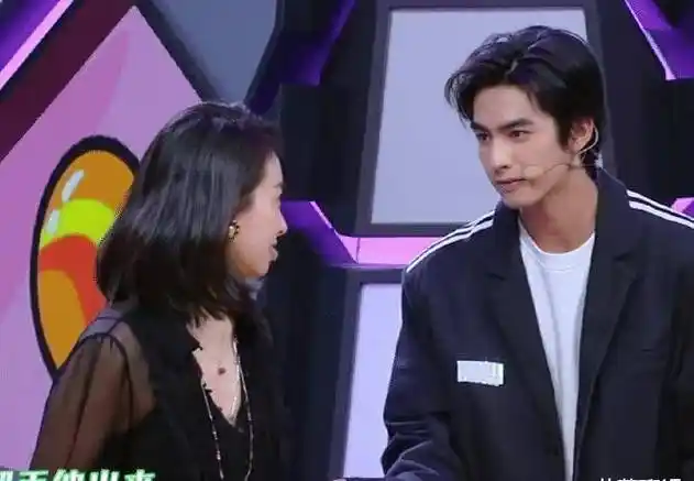 原创宋威龙太不解时尚宋茜主动想牵手却被他给直接拒绝