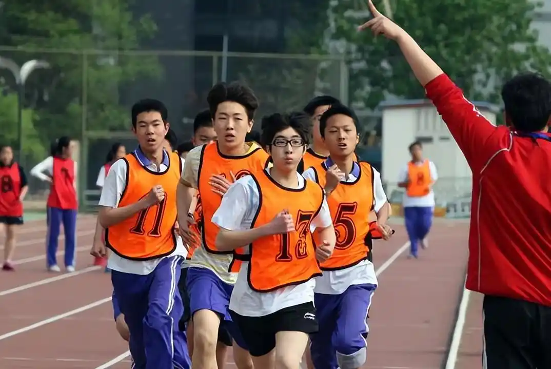 初中体育课上,男生自认为很帅气的举动,女生看来却觉得很幼稚