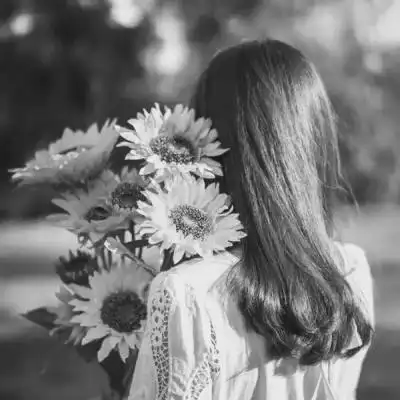 头像黑白女背影伤感 高清好看的忧伤美女图片黑白背影头像_女生头像