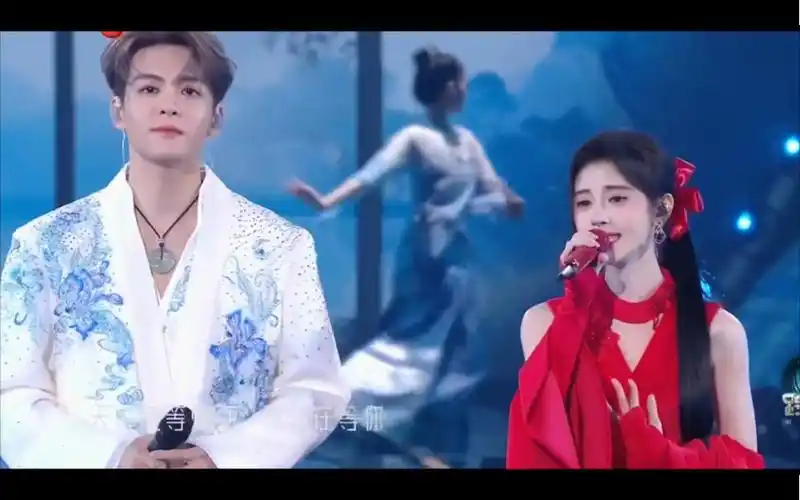 鞠婧祎曾舜晞 《青花瓷》现场好稳