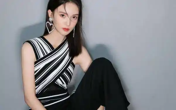 金晨穿长裙不小心露腿,没穿丝袜暴露缺陷,卡斯柏反应是男人通病_身材