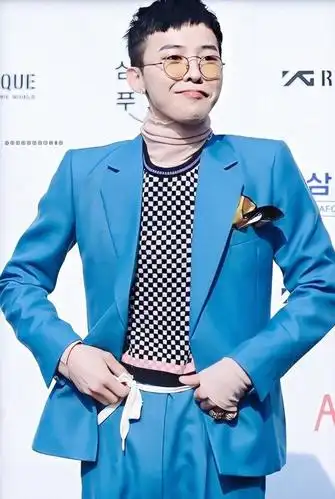 权志龙一件蓝色西装演绎出不同风格!帅气的人穿西装也那么迷人!