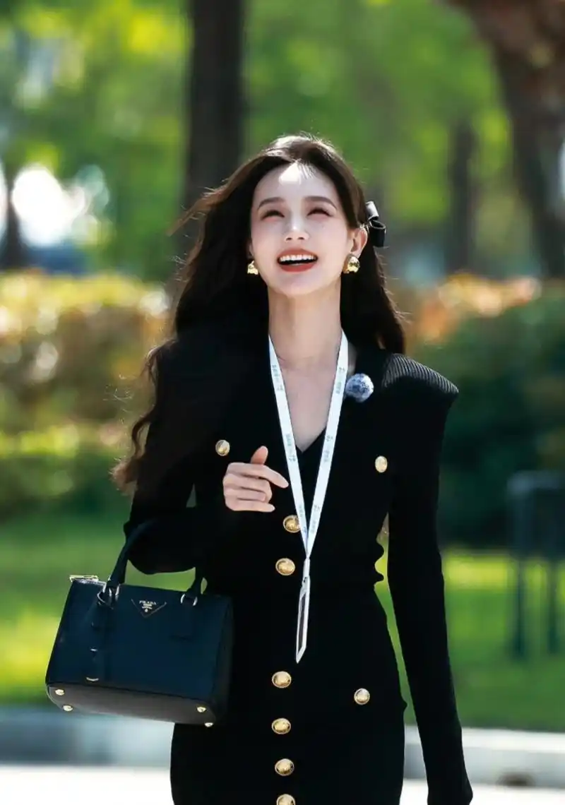 李一桐真好看,穿黑裙搭配微卷长发,气质优雅,大方得体,笑容温柔明媚如