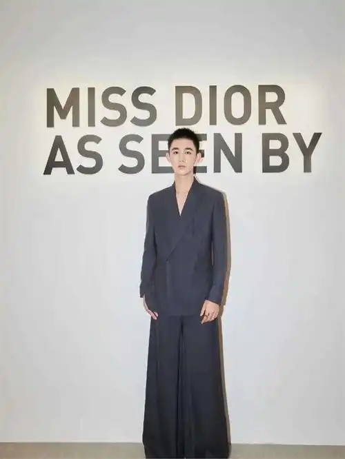 荣梓杉18岁新星崛起:身高182cm,闪耀娱乐圈,斩获新星桂冠!