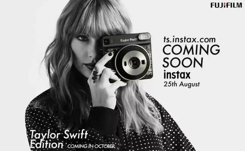 日前富士推出了拍立得产品线上带来和taylor swift联名的特别款,机器