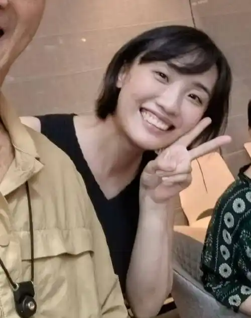 胡歌老婆黄曦宁照片首公开,靠在胡歌肩膀太甜蜜,后者长相被诟病