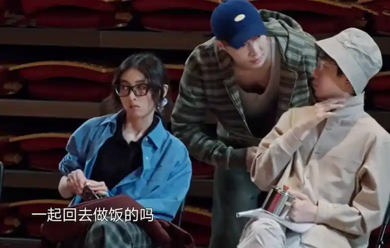 最终妹妹张子枫与张艺兴就提前回蘑菇屋做饭去了