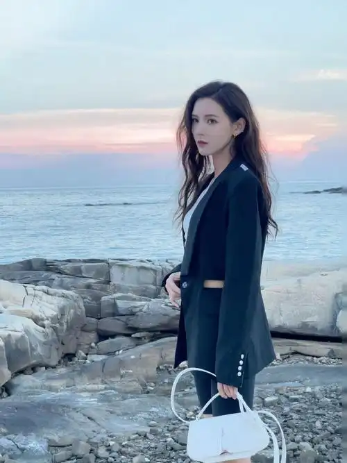 张予曦绝美!这次氛围感的曦曦好好看__财经头条