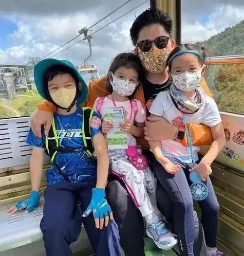 霍启刚带儿子看比赛,拍背影照父爱满满,一家五口全是体育迷