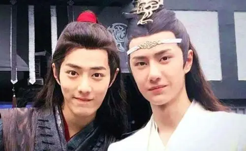 肖战"前女友"找到了?大学时期的合照举止亲密,颜值不输女明星