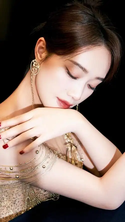 在这组美女系列壁纸中,我们将为您呈现蓝盈莹