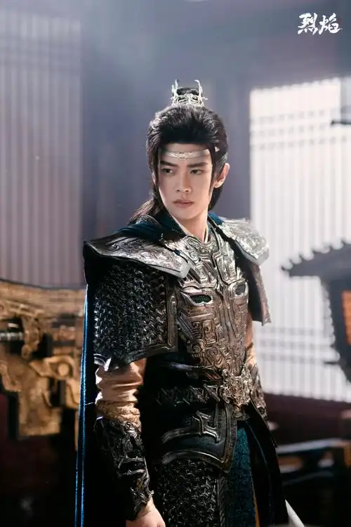 速来领取伍赓@任嘉伦allen剧照,今天王子继续送会员卡19点,在爱奇艺一