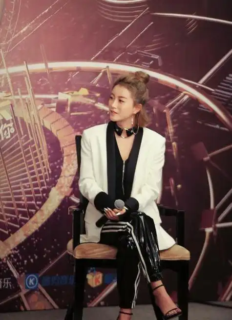 在2014年的《中国好声音》中,张碧晨凭借出色的表现,战胜了李嘉格和