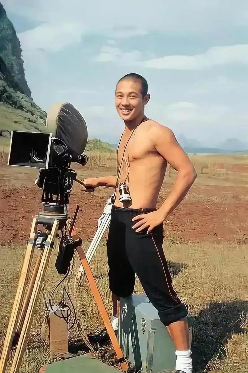 领动计划# 年轻时的李连杰,看上去身上的肌肉很少,也没有八块腹肌.