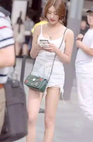 街拍:白色吊带配热裤,让人怦然心动!