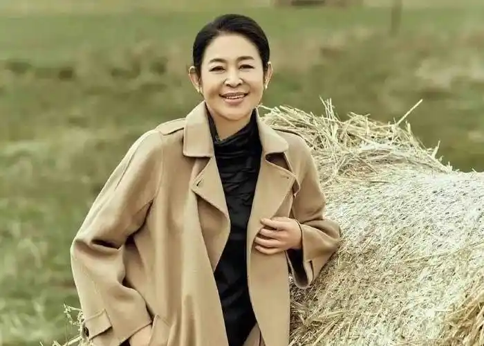 倪萍和朱迅现身青岛李村大集,赶大集喝羊汤,与市民亲切互动 !