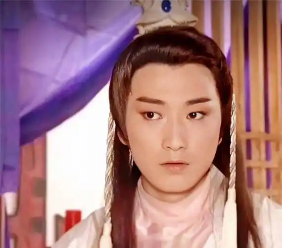 人设其实并不讨人喜欢,但邵峰的古装形象却让观众对石惊天充满了滤镜