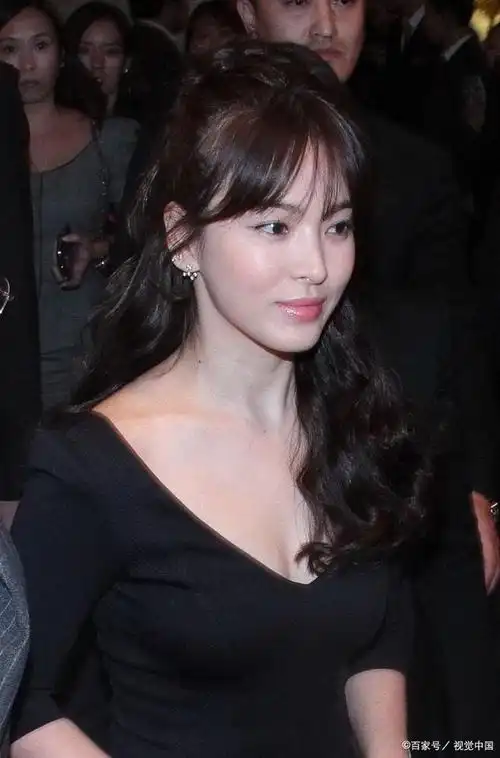 不知不觉间,韩国女星宋慧乔也过了40不惑的年纪,但是面容依旧的娇美