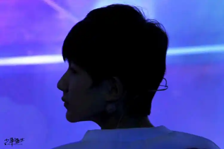 王源侧脸剪影cr见logo20150611