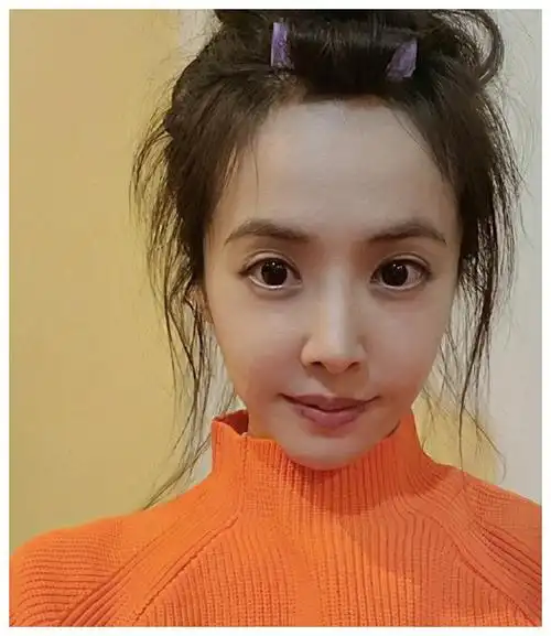 40岁蔡依林晒怼脸自拍丸子头卷刘海很减龄无惧素颜出镜