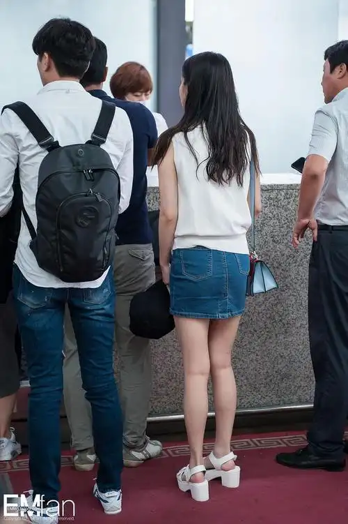 iu 李知恩 机场超短裙街拍|李知恩|超短裙|街拍_新浪新闻