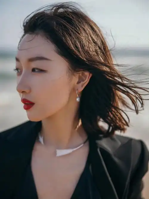 周冬雨酷黑西装